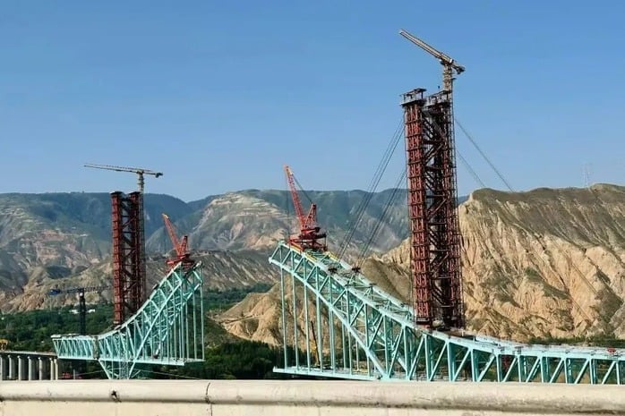 Trung Quốc: Đứt cáp công trình cầu đường sắt bắc qua Hoàng Hà, nhiều người chết và mất tích - Ảnh 1.