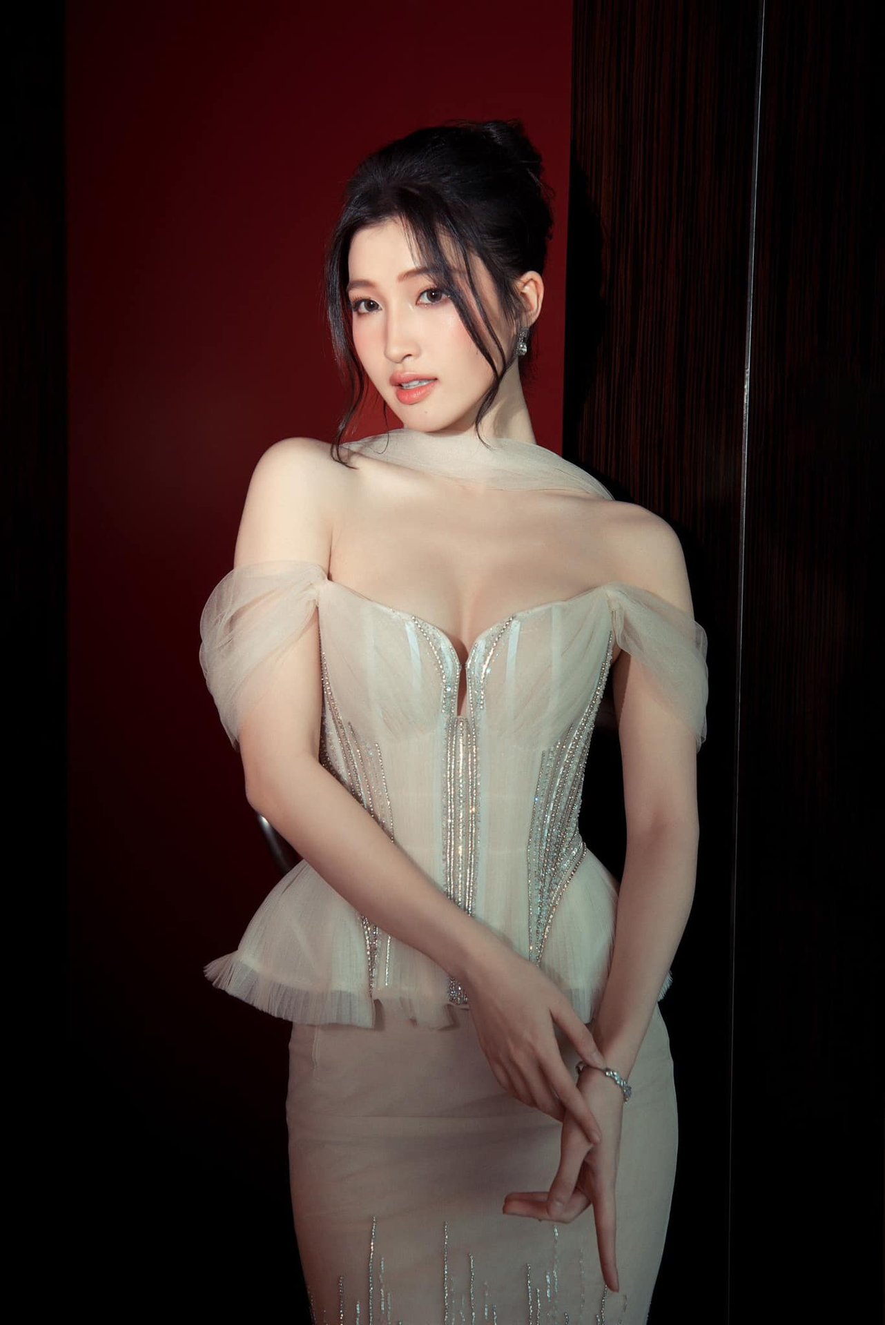 Ảnh hiếm để lộ khoảnh khắc thật của Á hậu Phương Nhi khi xuất hiện cùng nhà chồng tỷ phú- Ảnh 3.
