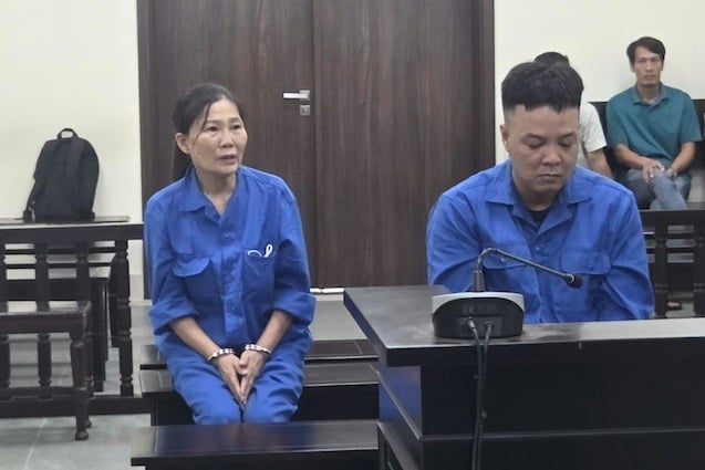 22-1755860953-giam-doc-cong-an-ha-noi-trao-bang-khen-tang-canh-sat-co-dong-bi-quai-xe-tong.jpg