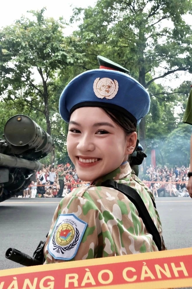 23-1755908811-danh-tinh-nu-chien-si-dieu-binh-co-nu-cuoi-toa-nang-gay-sot.jpg