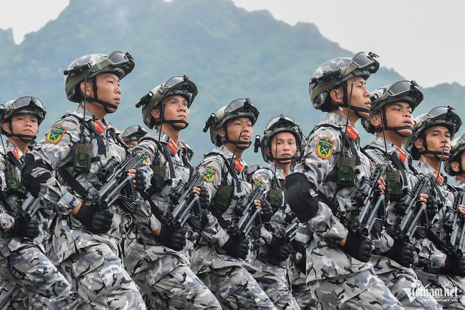 23-1755909247-nhung-mau-sung-trang-bi-cho-cac-khoi-dieu-binh-quan-doi-cong-an.jpg