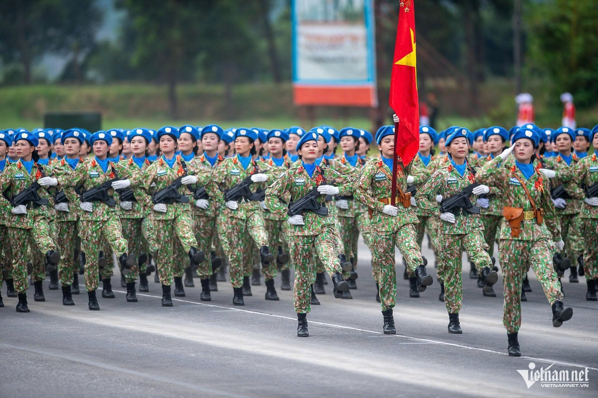 23-1755909247-nhung-mau-sung-trang-bi-cho-cac-khoi-dieu-binh-quan-doi-cong-an.jpg