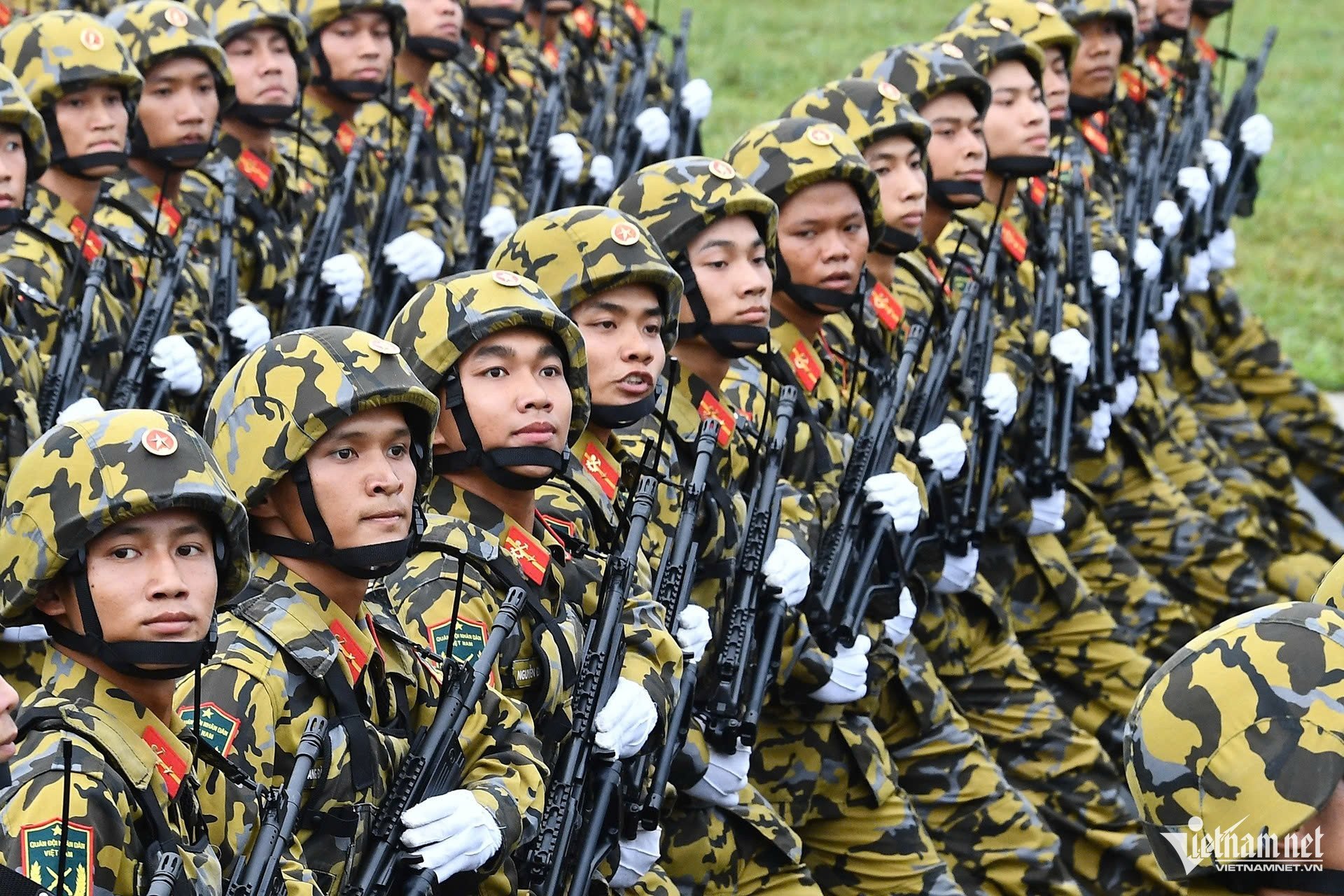 23-1755909258-nhung-mau-sung-trang-bi-cho-cac-khoi-dieu-binh-quan-doi-cong-an.jpg