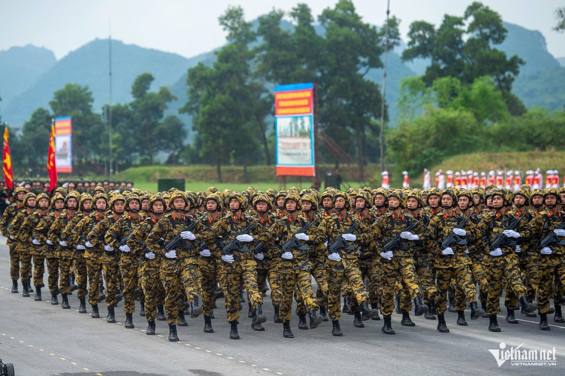 23-1755909258-nhung-mau-sung-trang-bi-cho-cac-khoi-dieu-binh-quan-doi-cong-an.jpg