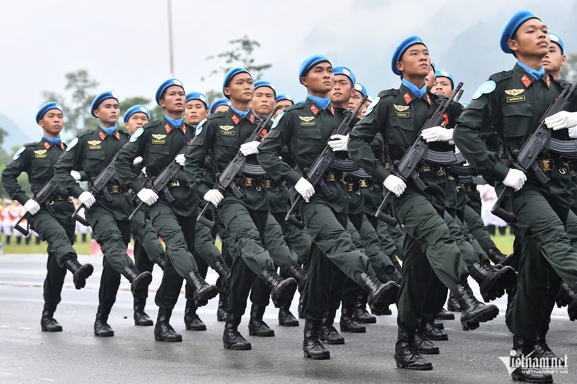 23-1755909266-nhung-mau-sung-trang-bi-cho-cac-khoi-dieu-binh-quan-doi-cong-an.jpg