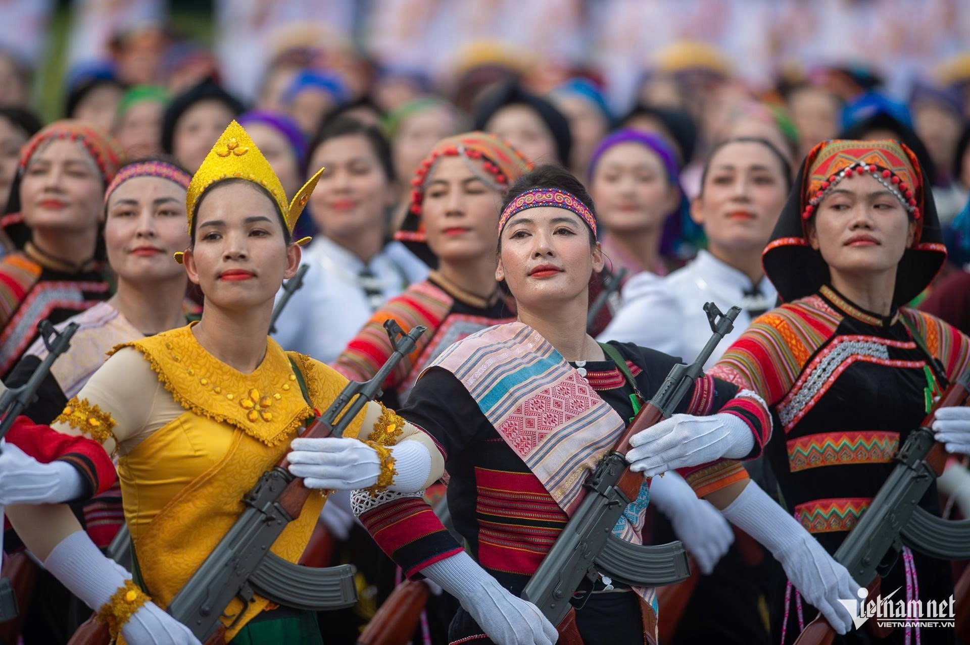 23-1755909274-nhung-mau-sung-trang-bi-cho-cac-khoi-dieu-binh-quan-doi-cong-an.jpg