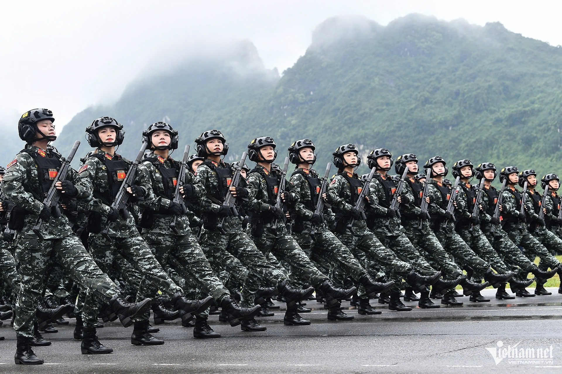 23-1755909282-nhung-mau-sung-trang-bi-cho-cac-khoi-dieu-binh-quan-doi-cong-an.jpg