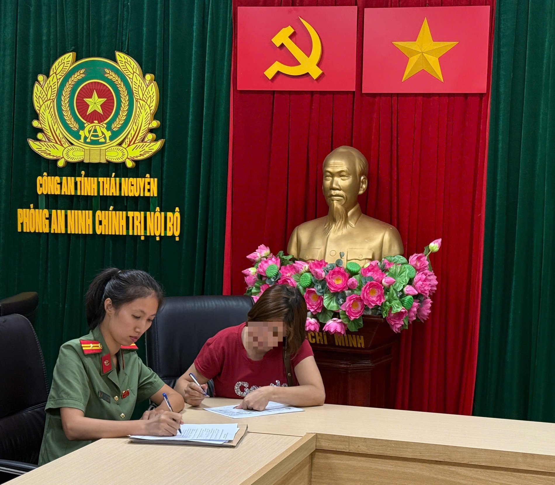 Vụ lao xe máy vào chốt bảo vệ A80: Xử lý người phụ nữ xúc phạm lực lượng chức năng- Ảnh 2.