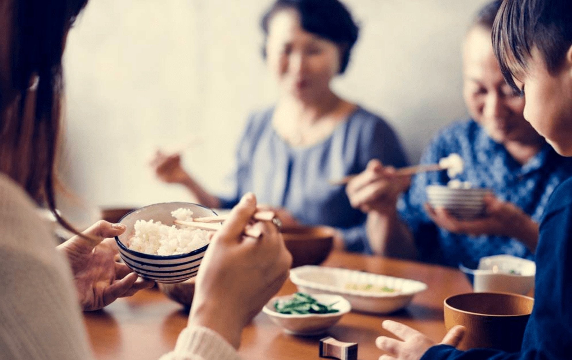 Về quê ăn giỗ, tôi phát hiện trong ngăn tủ nhà mẹ chồng một bí mật chấn động cả gia đình- Ảnh 1.