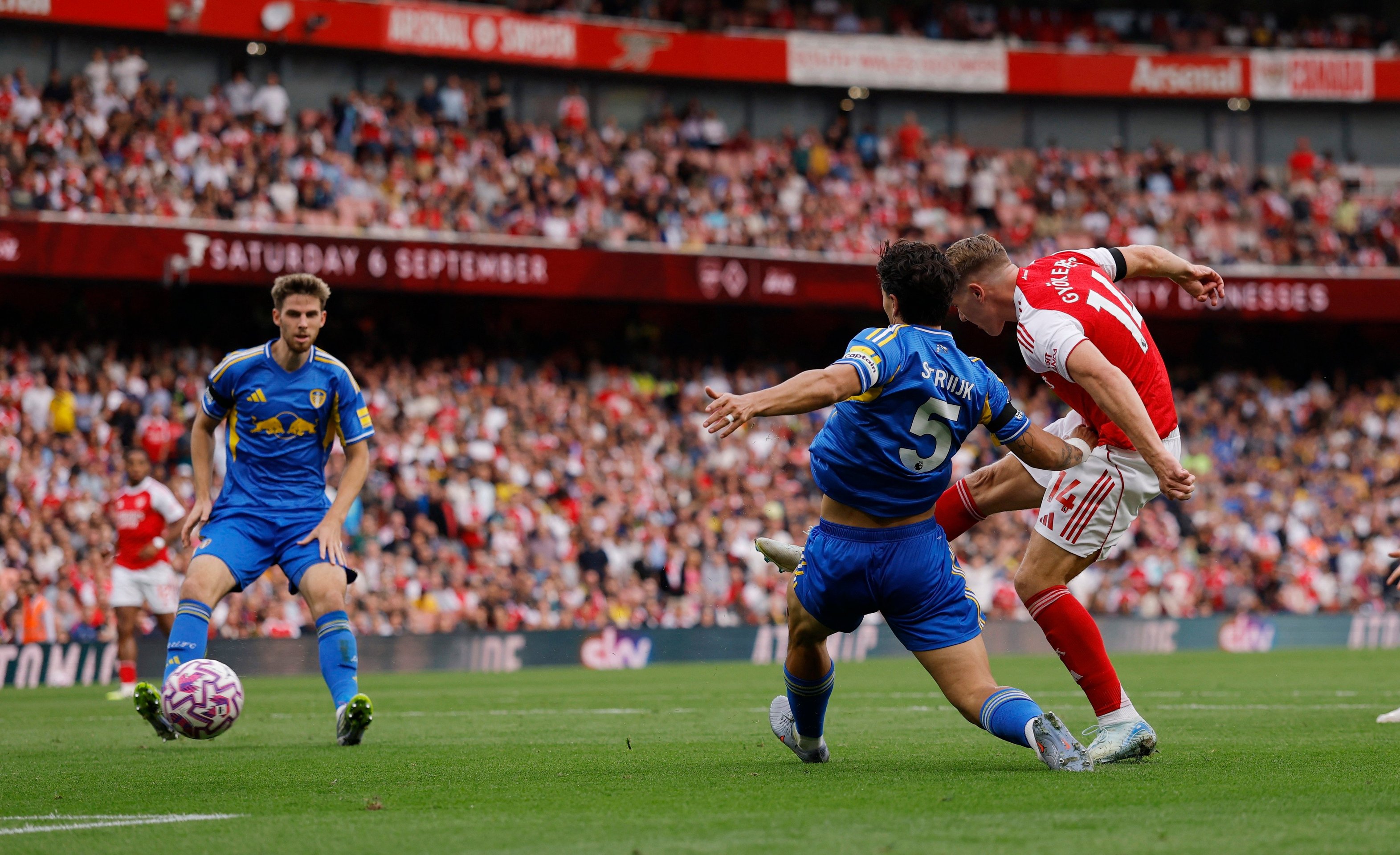 24-1755991882-gyokeres-lap-cu-dup-trong-tran-thang-5-0-cua-arsenal.jpg