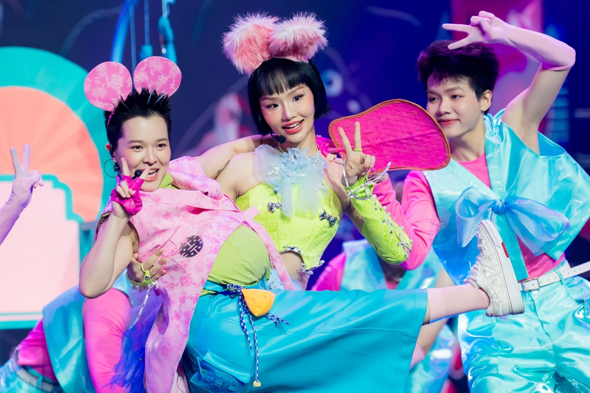 24-1755992537-phuong-my-chi-bat-khoc-khi-dat-quan-quan-em-xinh-say-hi-a-quan-la-lyhan.jpg