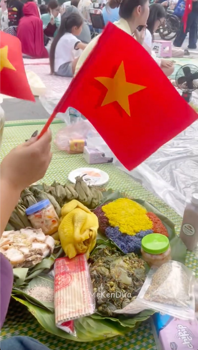 Chủ nhân mâm xôi gà xem diễu binh đang hot nhất MXH: Đi từ 3h30, mang toàn đặc sản quê nhà đến Hà Nội- Ảnh 4.