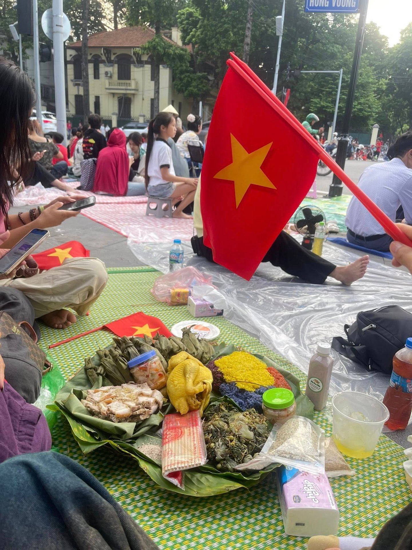 Chủ nhân mâm xôi gà xem diễu binh đang hot nhất MXH: Đi từ 3h30, mang toàn đặc sản quê nhà đến Hà Nội- Ảnh 5.