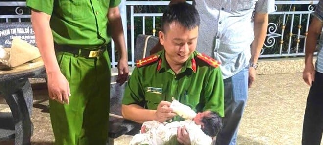 Bé trai sơ sinh để ở cổng chùa với mảnh giấy ghi