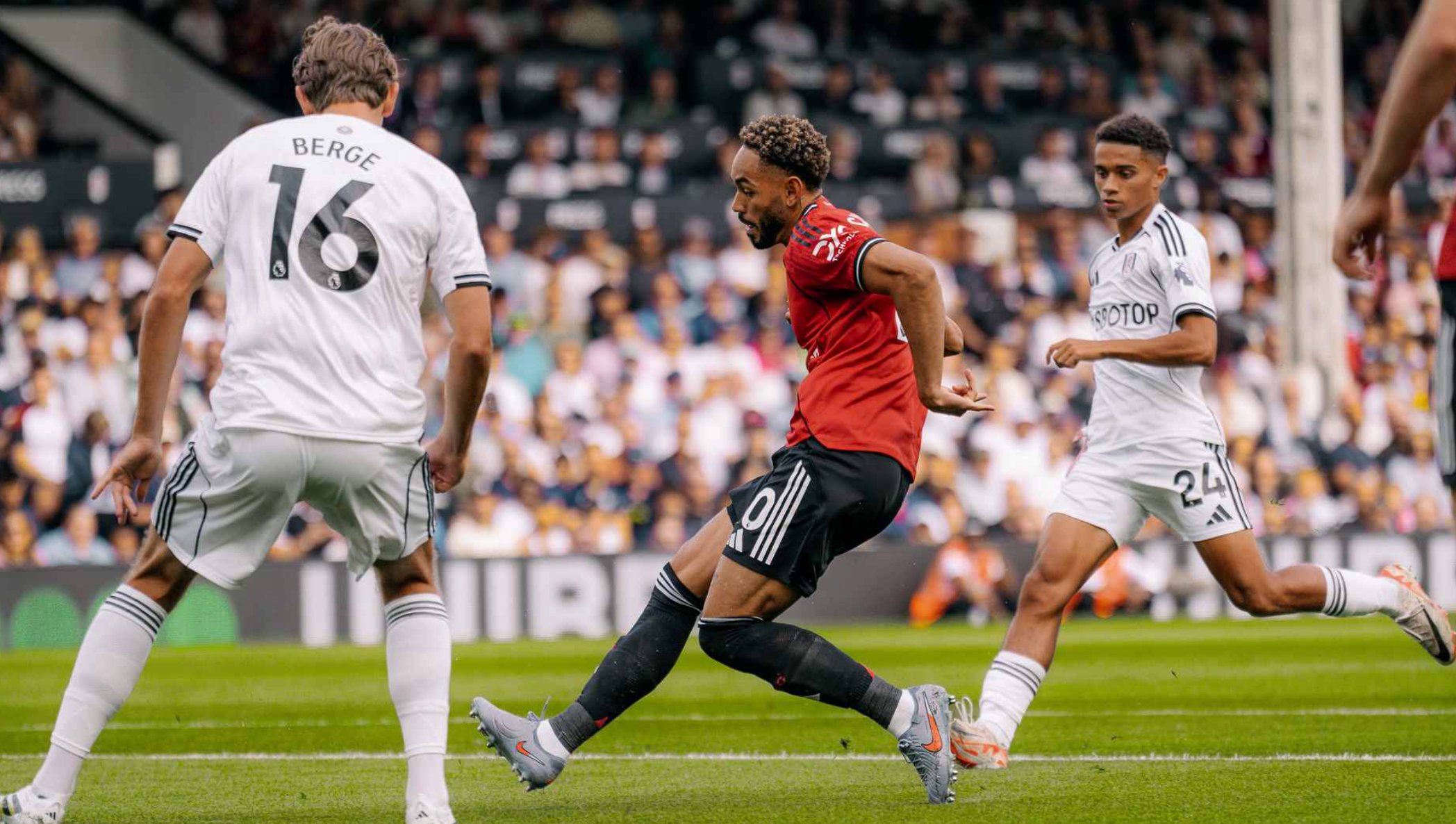 Chia điểm với Fulham, Man United chìm sâu cuối bảng Ngoại hạng - Ảnh 1.