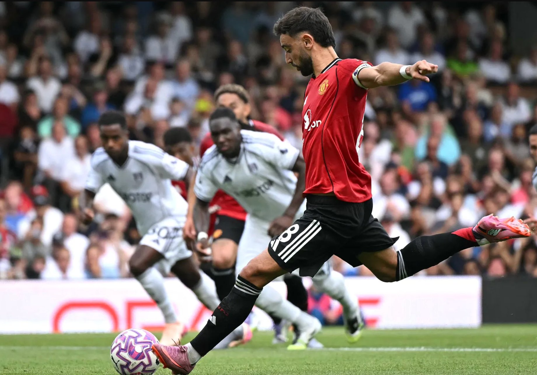 Chia điểm với Fulham, Man United chìm sâu cuối bảng Ngoại hạng - Ảnh 2.