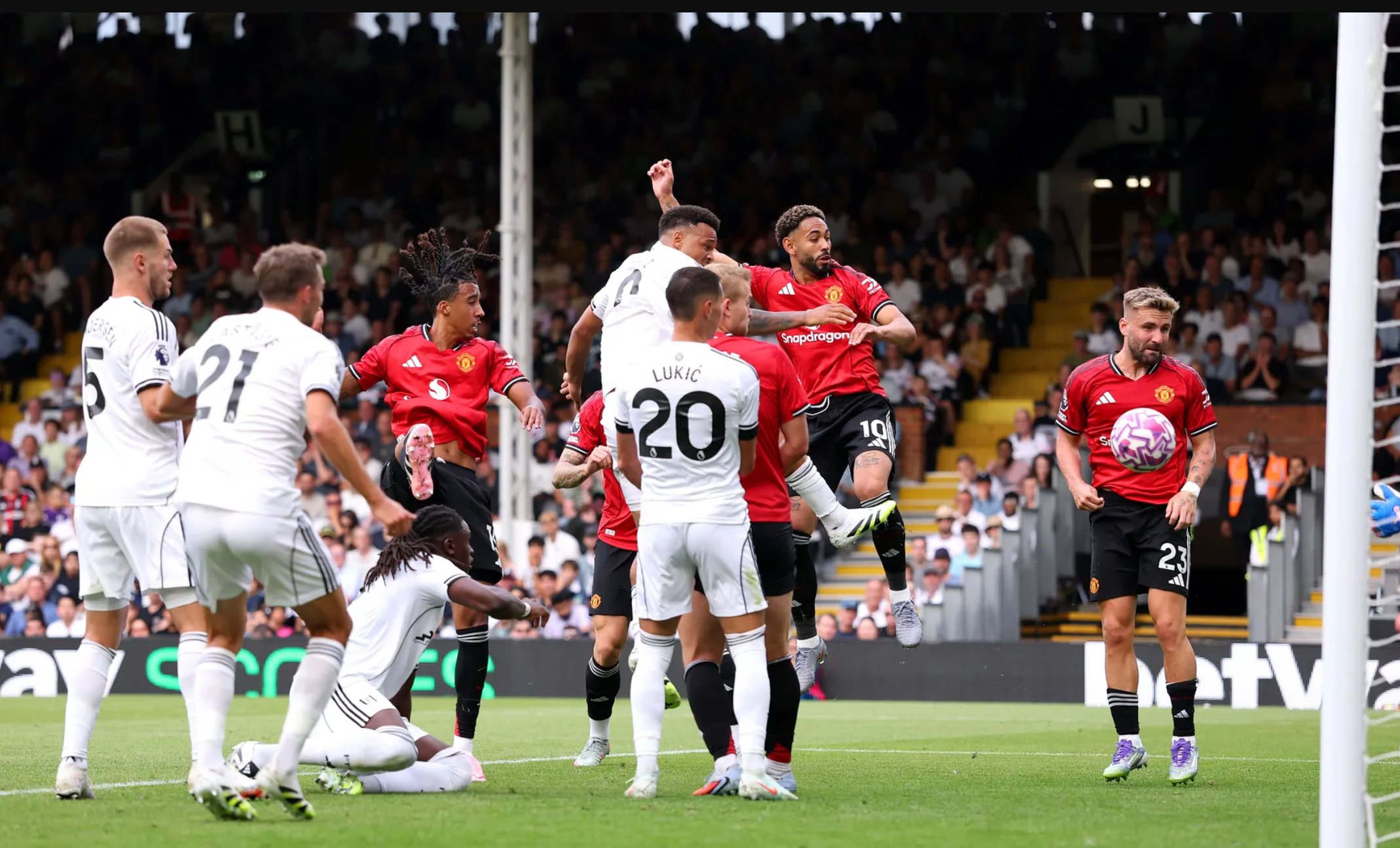 Chia điểm với Fulham, Man United chìm sâu cuối bảng Ngoại hạng - Ảnh 3.