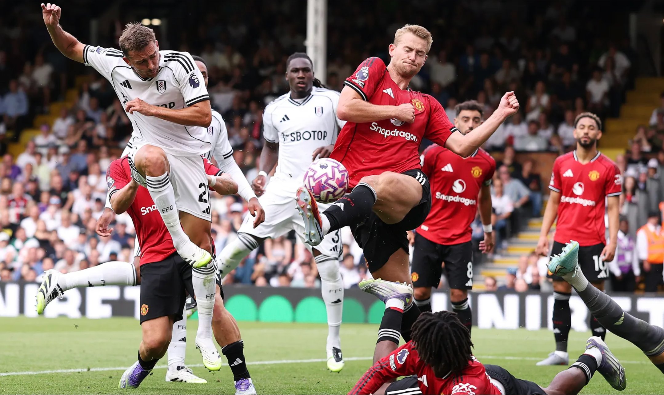 Chia điểm với Fulham, Man United chìm sâu cuối bảng Ngoại hạng - Ảnh 6.