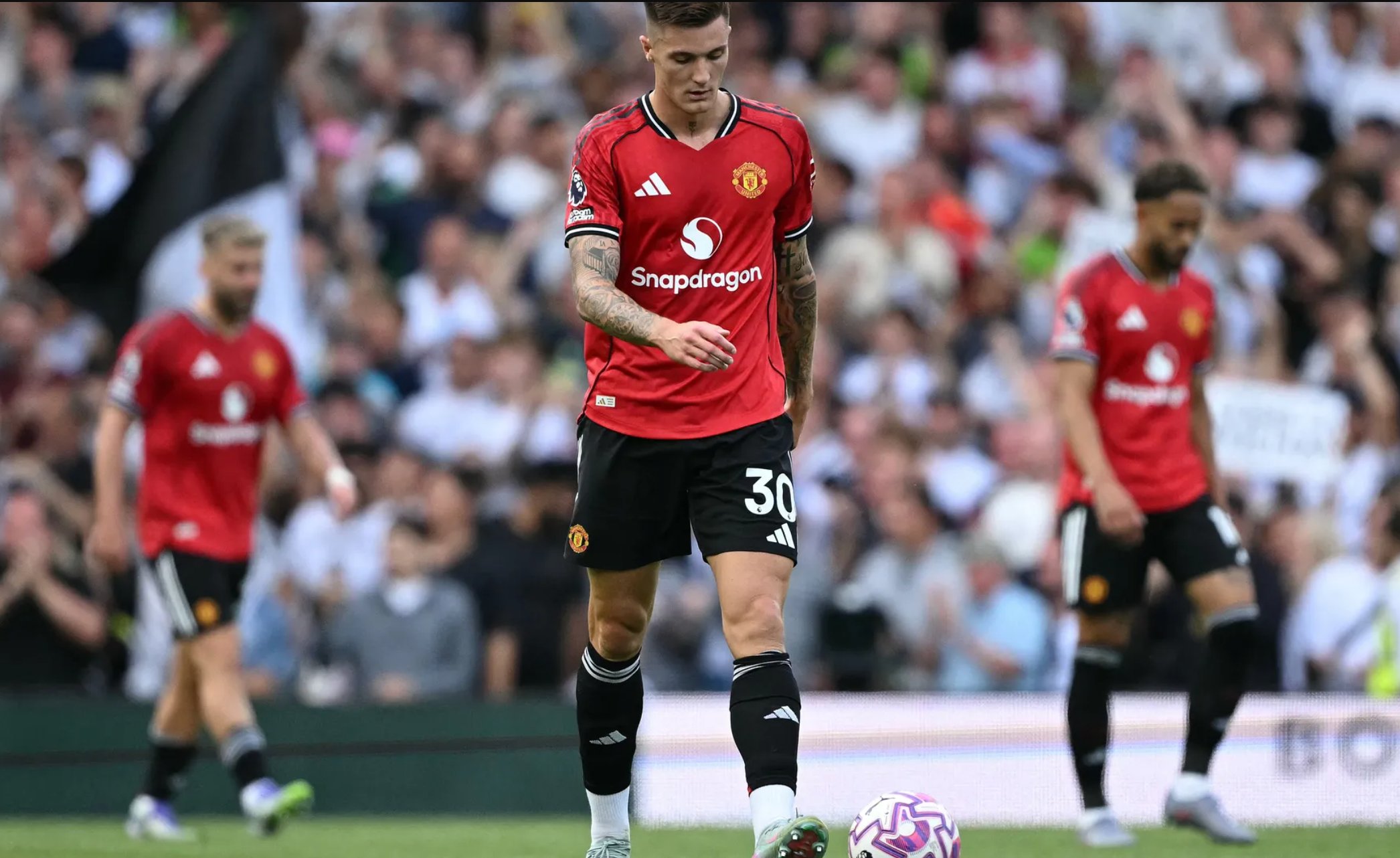 Chia điểm với Fulham, Man United chìm sâu cuối bảng Ngoại hạng - Ảnh 7.