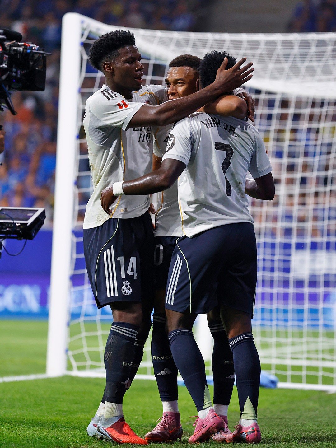 25-1756078701-mbappe-lap-cu-dup-real-madrid-bat-nat-tan-binh.jpg