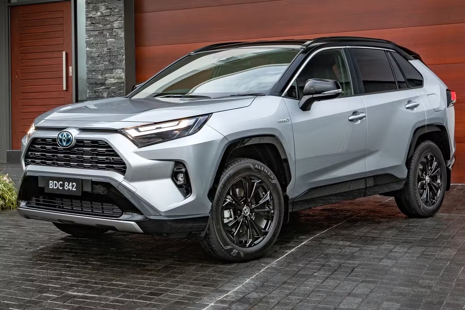 Toyota RAV4 PHEV.avif