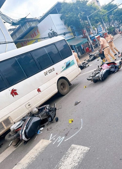 Ôtô tông loạt xe máy dừng đèn đỏ - 1