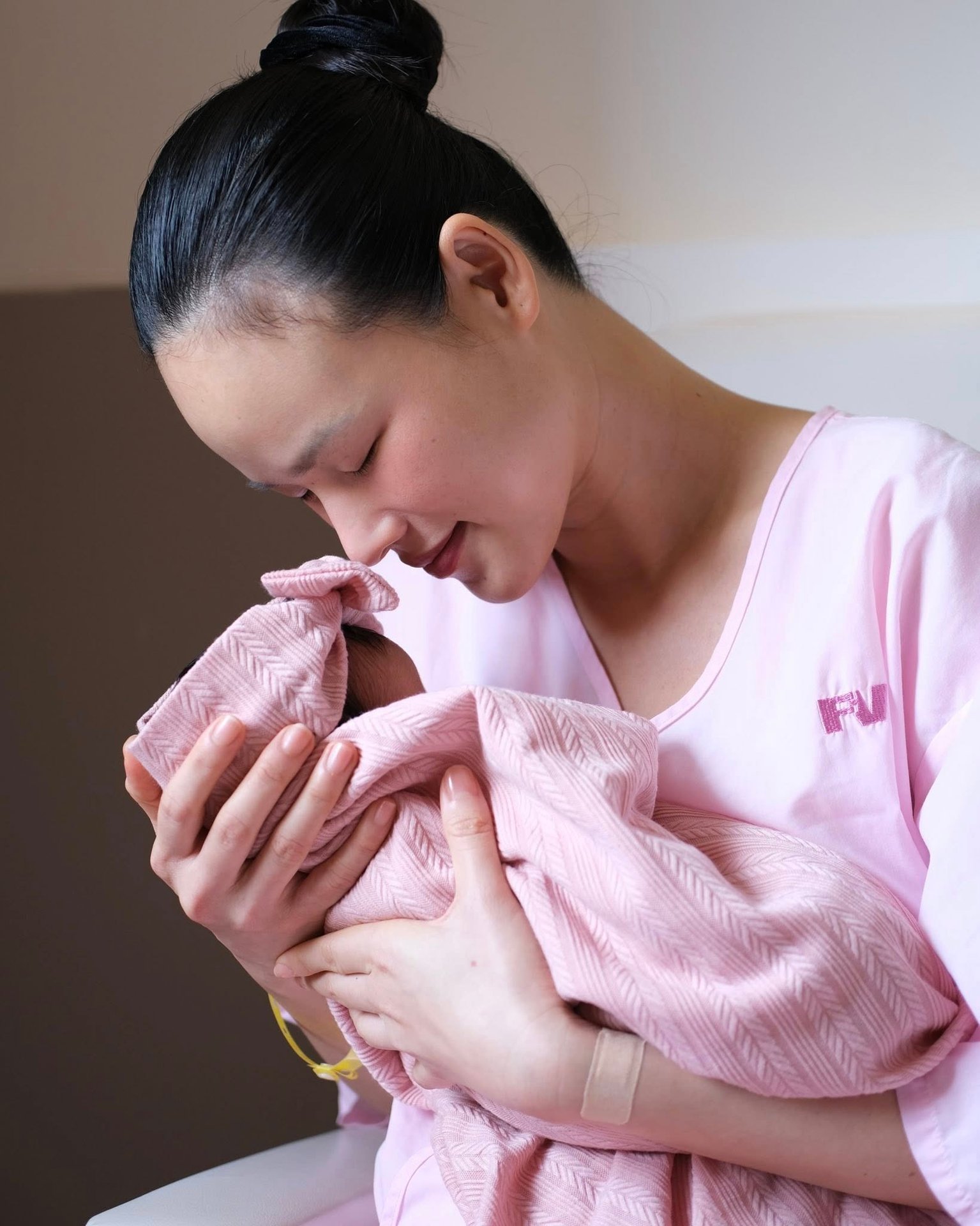 Siêu mẫu Vbiz và chồng bác sĩ chào đón con đầu lòng sau hơn 1 năm kết hôn- Ảnh 1.