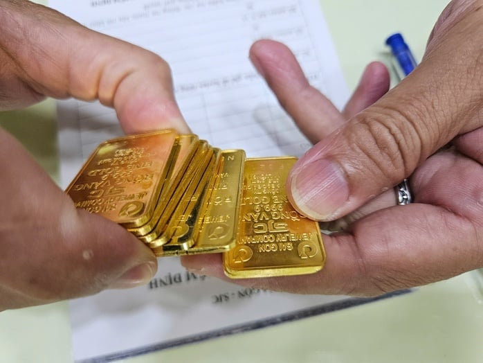 Các tiệm vàng nhỏ mua bán vàng miếng SJC đẩy giá kỷ lục cao ngất ngưởng - Ảnh 1.
