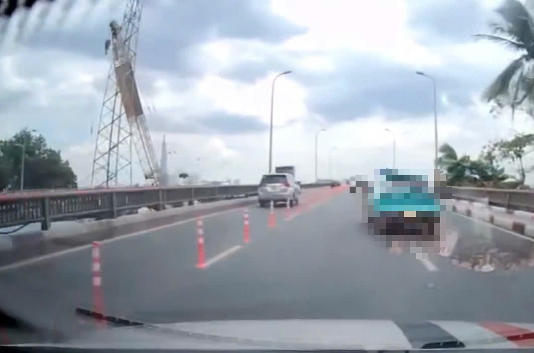 Phạt 45 triệu đồng tài xế lạng lách, đánh võng trên cầu Bình Triệu, TP HCM- Ảnh 1.
