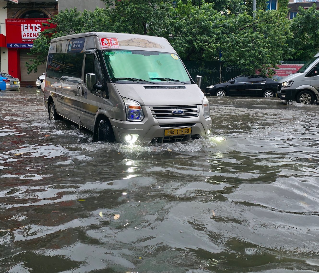 Hà Nội sáng nay: Mưa trắng trời, đường nào cũng ngập!- Ảnh 3.