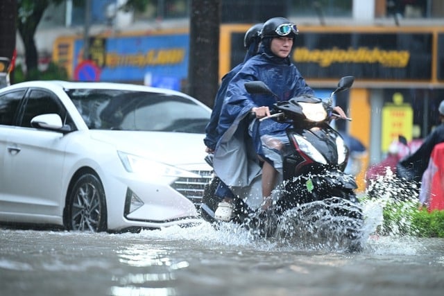 26-1756168895-ha-noi-sang-nay-mua-trang-troi-duong-nao-cung-ngap.jpg