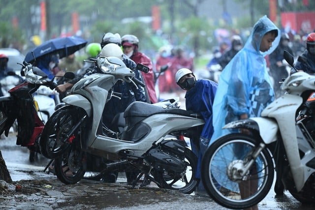 26-1756169137-ha-noi-sang-nay-mua-trang-troi-duong-nao-cung-ngap.jpg