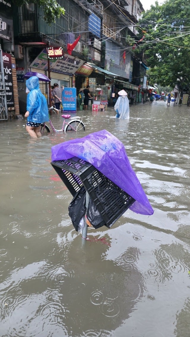 26-1756171068-ha-noi-sang-nay-mua-trang-troi-duong-nao-cung-ngap.jpg