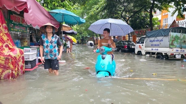 26-1756171068-ha-noi-sang-nay-mua-trang-troi-duong-nao-cung-ngap.jpg