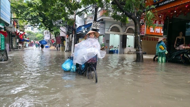 26-1756171068-ha-noi-sang-nay-mua-trang-troi-duong-nao-cung-ngap.jpg