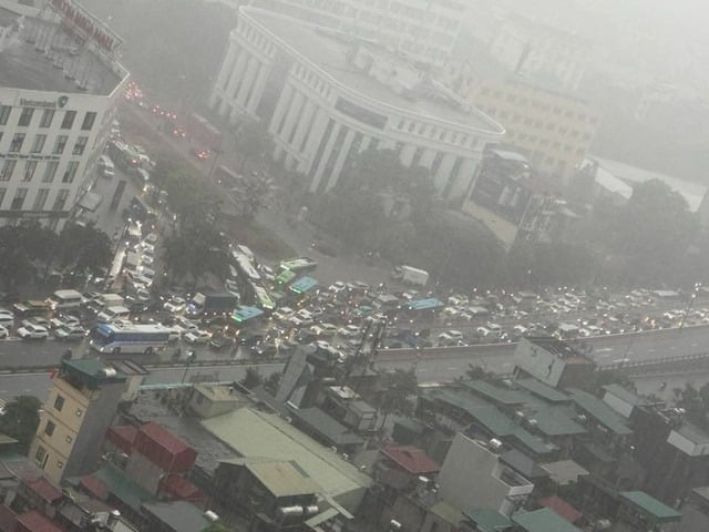 26-1756171068-ha-noi-sang-nay-mua-trang-troi-duong-nao-cung-ngap.jpg