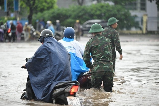 26-1756171068-ha-noi-sang-nay-mua-trang-troi-duong-nao-cung-ngap.jpg