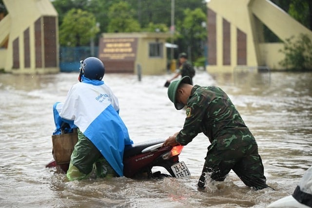 26-1756171068-ha-noi-sang-nay-mua-trang-troi-duong-nao-cung-ngap.jpg