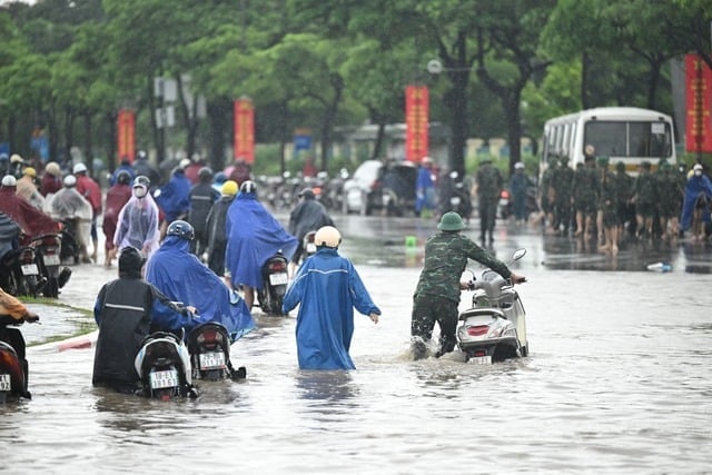 26-1756171068-ha-noi-sang-nay-mua-trang-troi-duong-nao-cung-ngap.jpg
