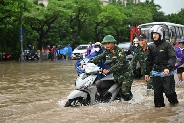 26-1756171068-ha-noi-sang-nay-mua-trang-troi-duong-nao-cung-ngap.jpg