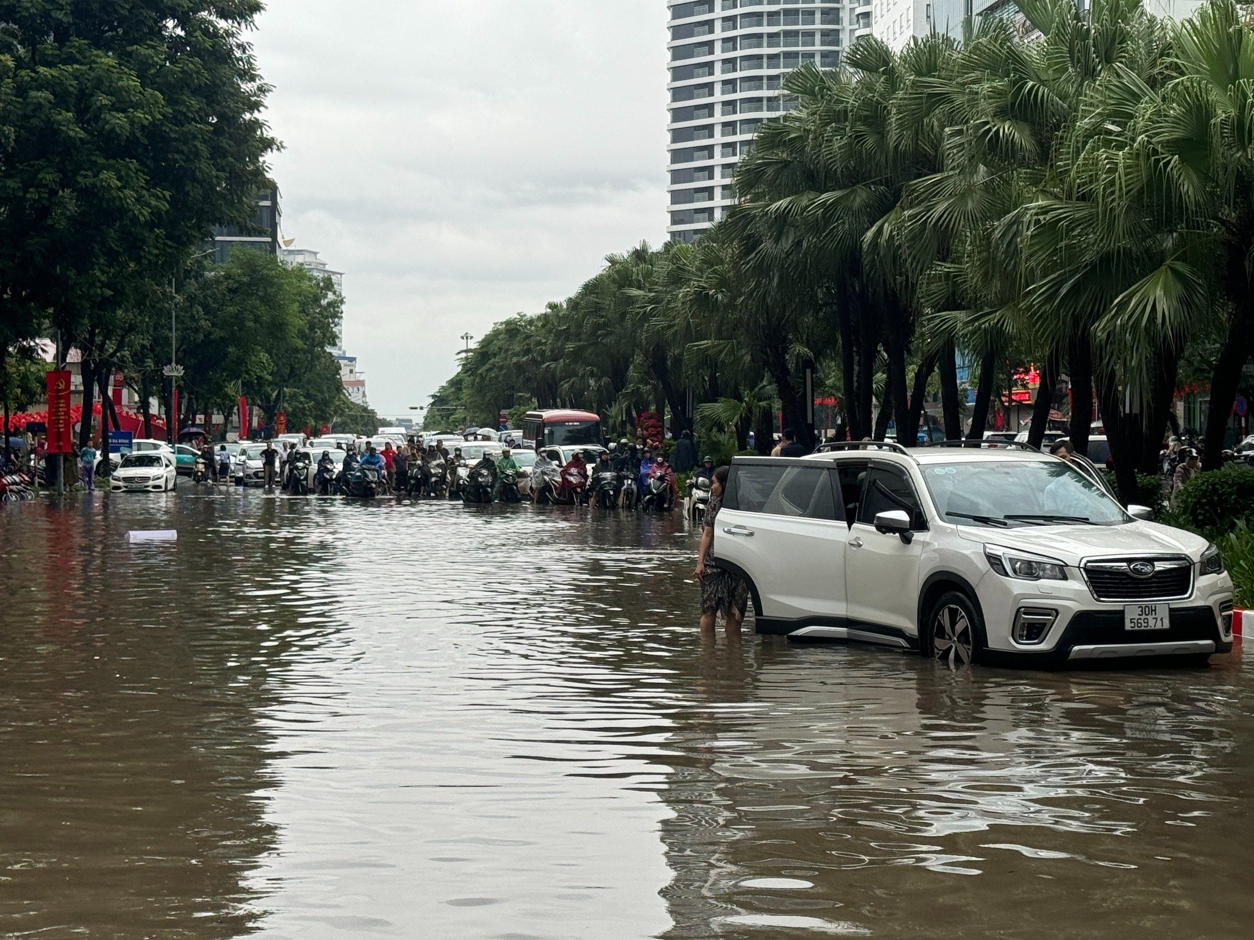26-1756173213-ha-noi-sang-nay-mua-trang-troi-duong-nao-cung-ngap.jpg