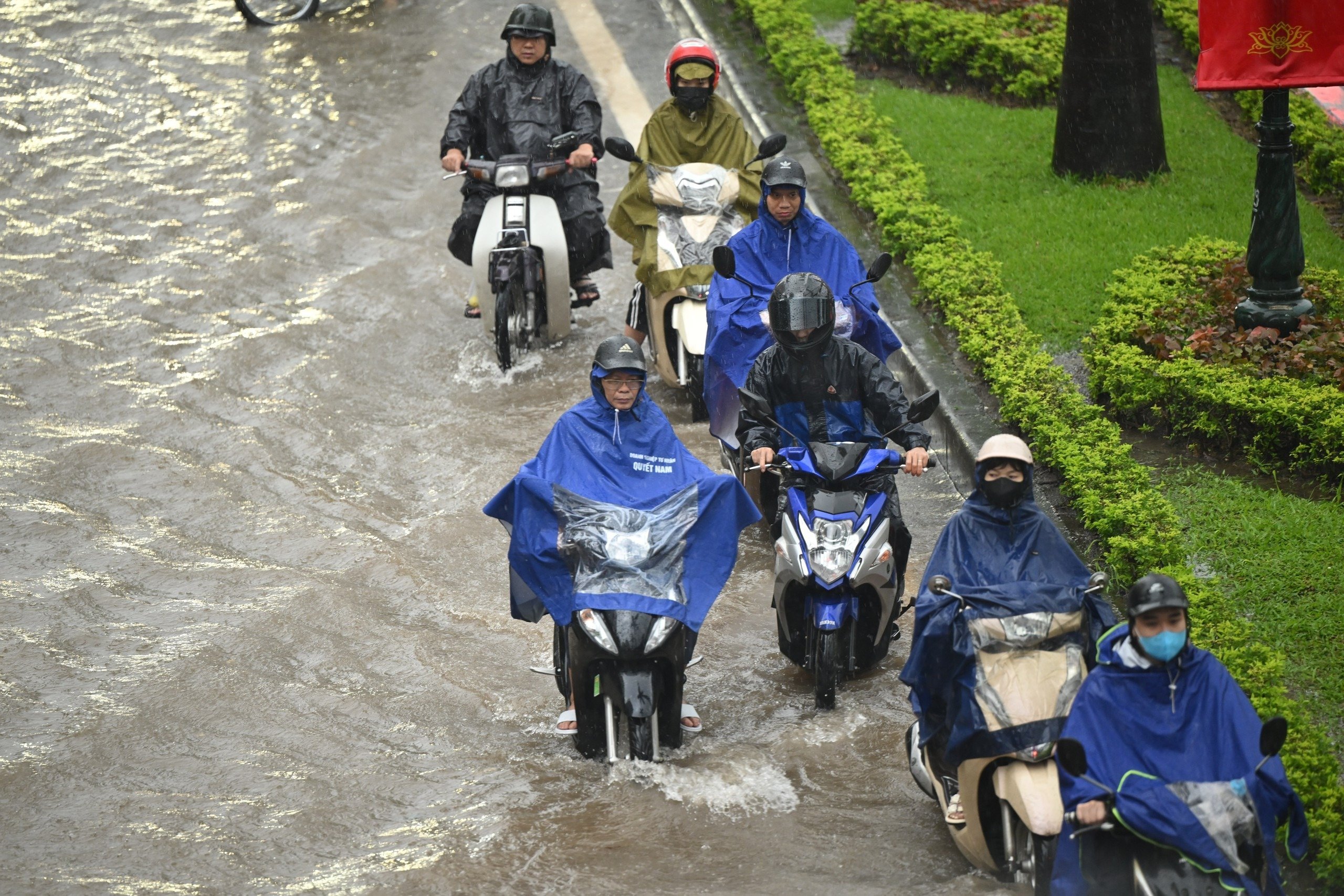 26-1756173213-ha-noi-sang-nay-mua-trang-troi-duong-nao-cung-ngap.jpg