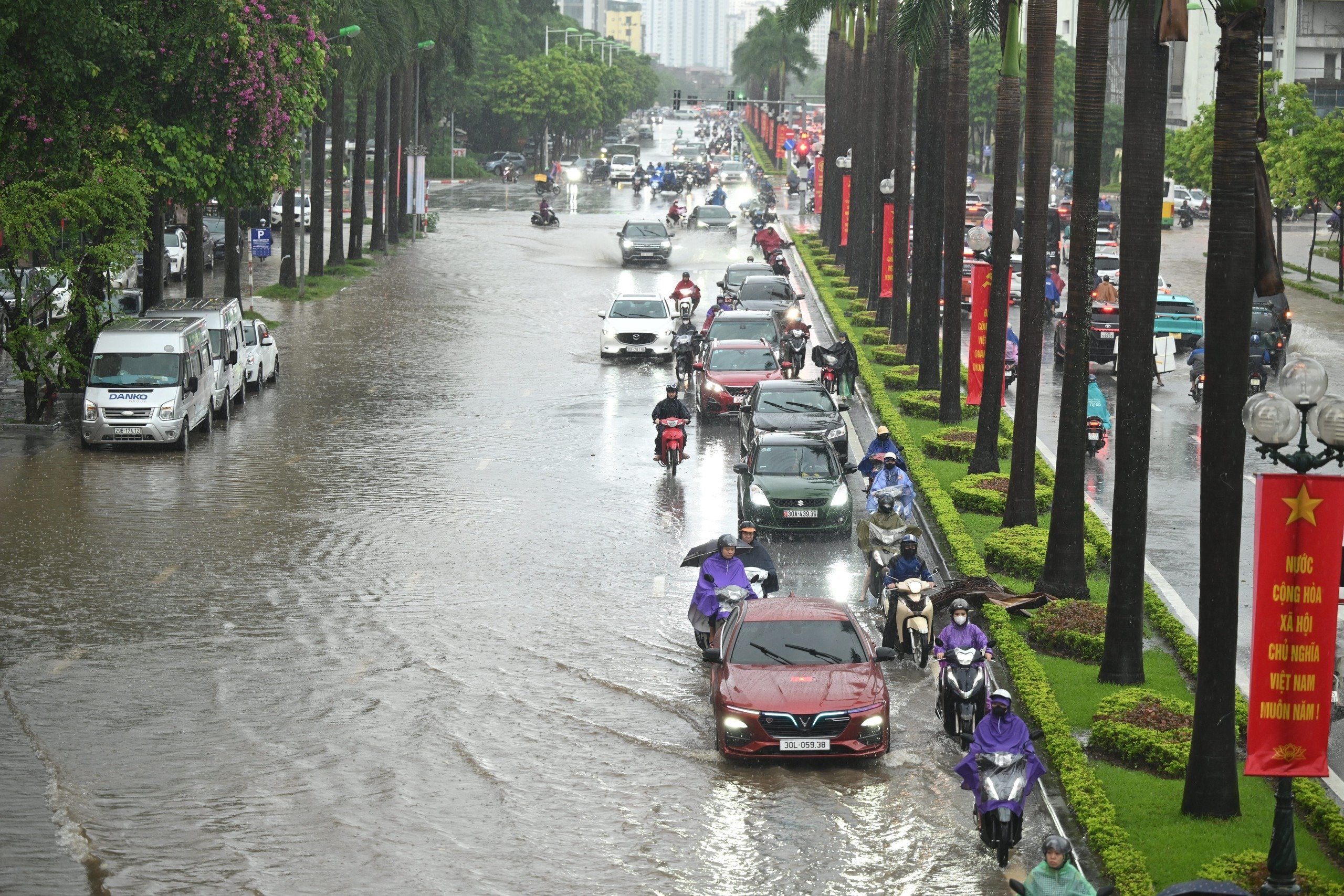 26-1756173213-ha-noi-sang-nay-mua-trang-troi-duong-nao-cung-ngap.jpg