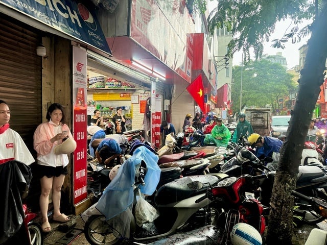 26-1756175056-ha-noi-sang-nay-mua-trang-troi-duong-nao-cung-ngap.jpg