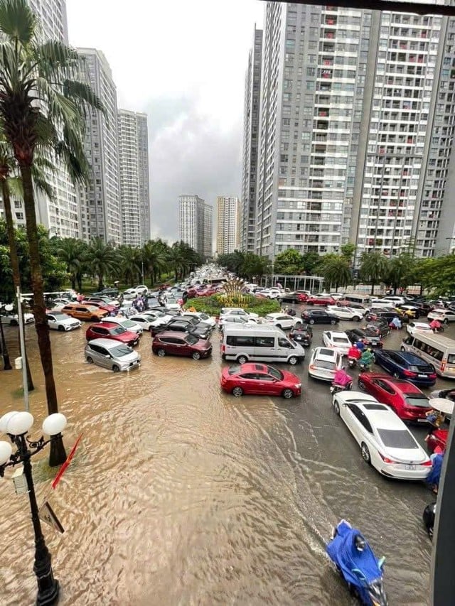26-1756175056-ha-noi-sang-nay-mua-trang-troi-duong-nao-cung-ngap.jpeg