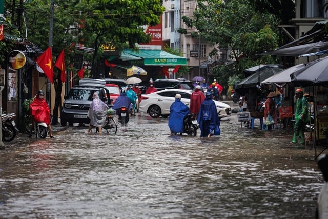 26-1756176423-ha-noi-sang-nay-mua-trang-troi-duong-nao-cung-ngap.jpg