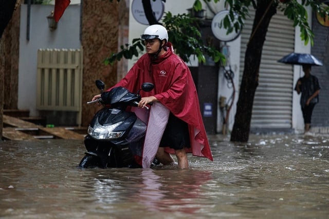 26-1756176432-ha-noi-sang-nay-mua-trang-troi-duong-nao-cung-ngap.jpg