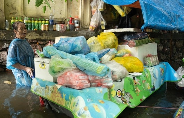 26-1756176442-ha-noi-sang-nay-mua-trang-troi-duong-nao-cung-ngap.jpg