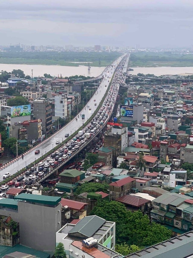 26-1756176727-ha-noi-sang-nay-mua-trang-troi-duong-nao-cung-ngap.jpg