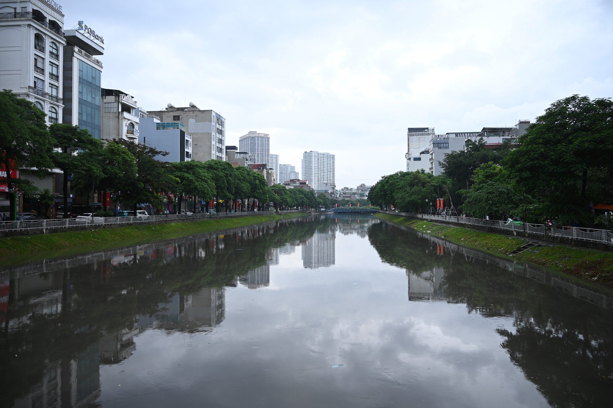 26-1756190465-ha-noi-sang-nay-mua-trang-troi-duong-nao-cung-ngap.jpg